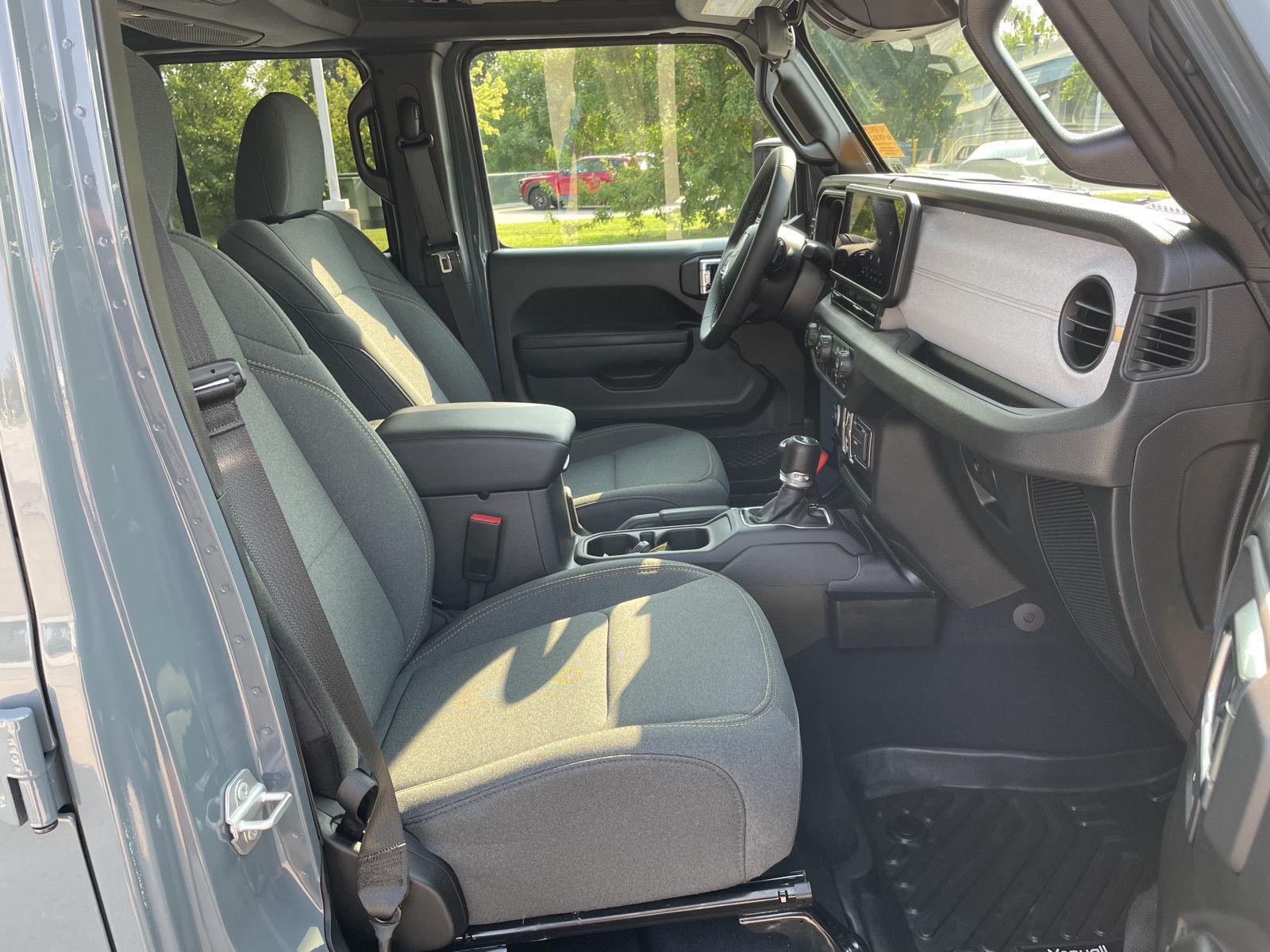 Vehicle photo 19