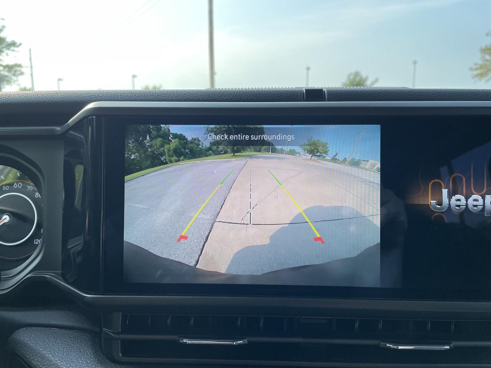 Vehicle photo 23
