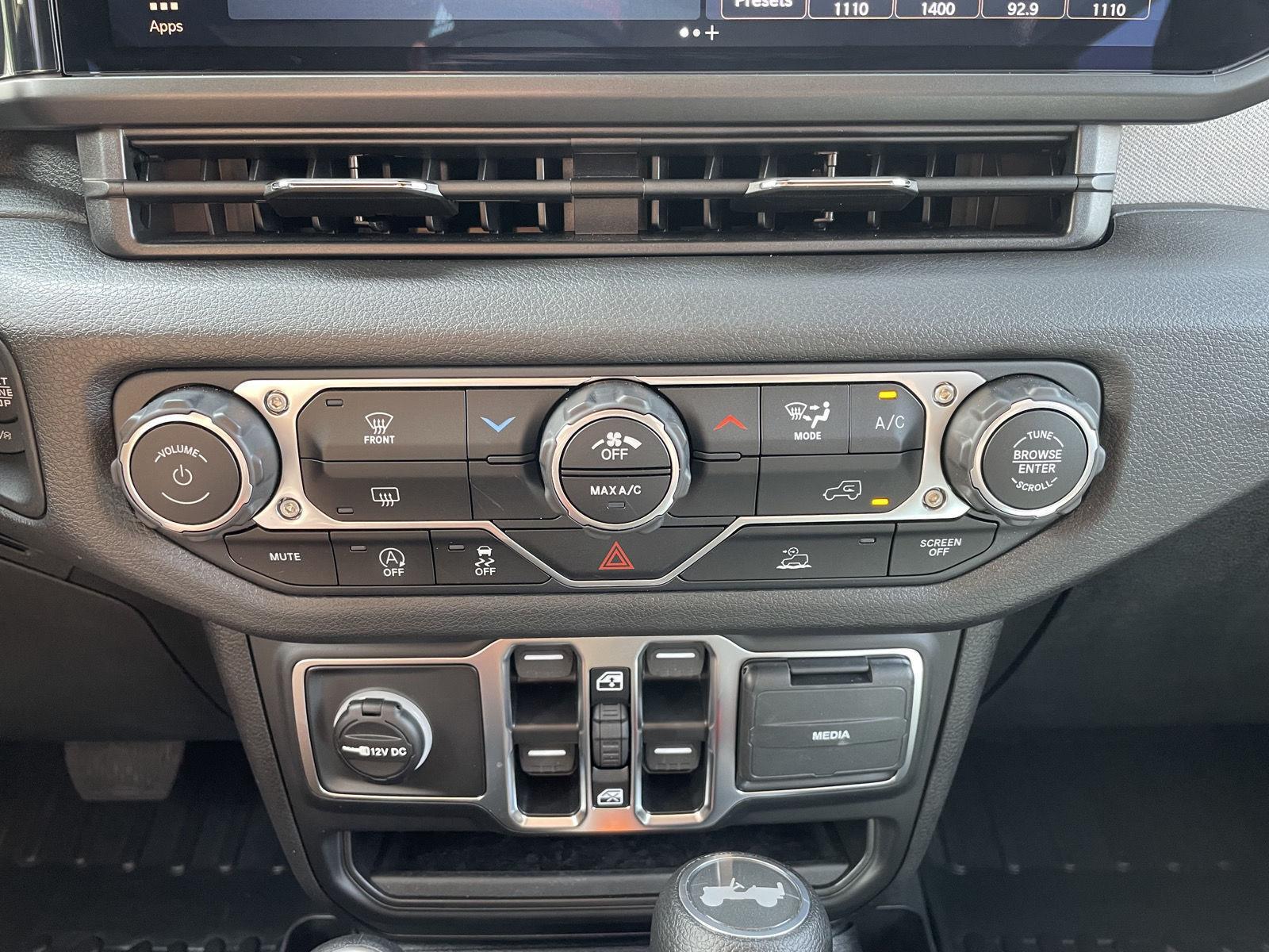 Vehicle photo 25