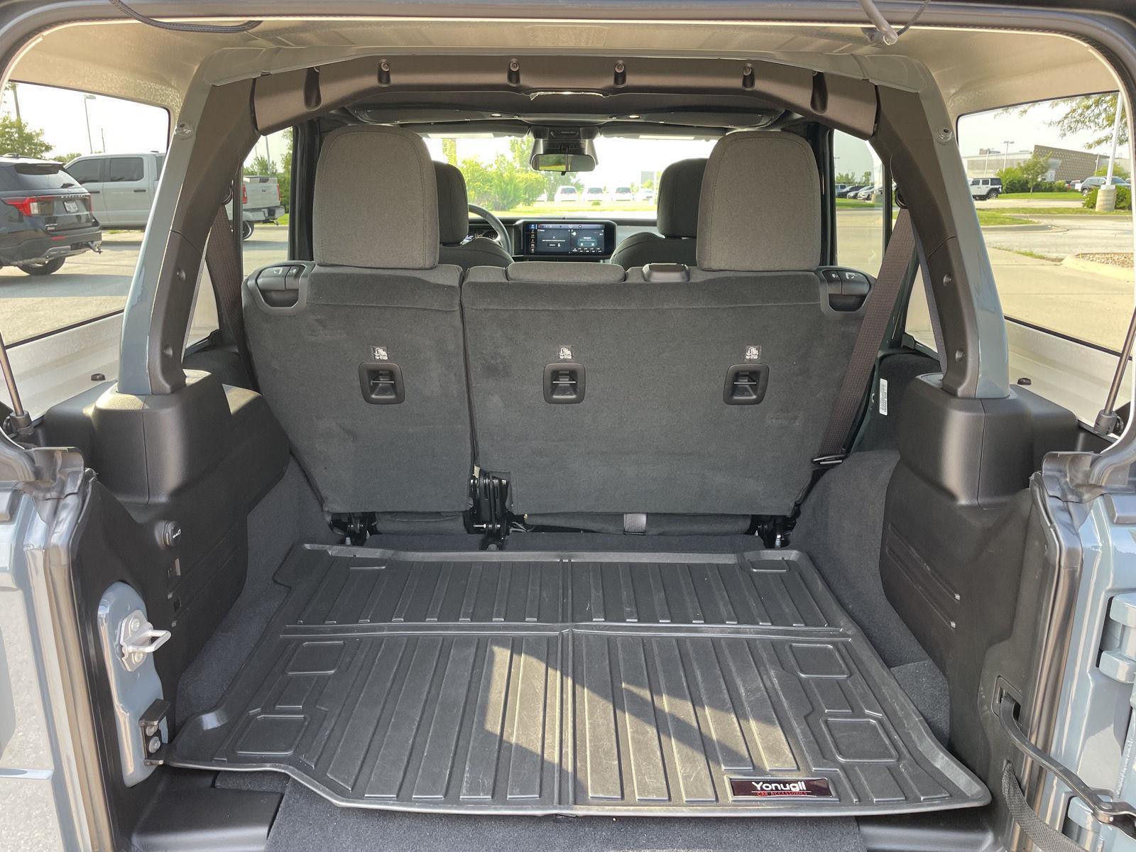 Vehicle photo 31