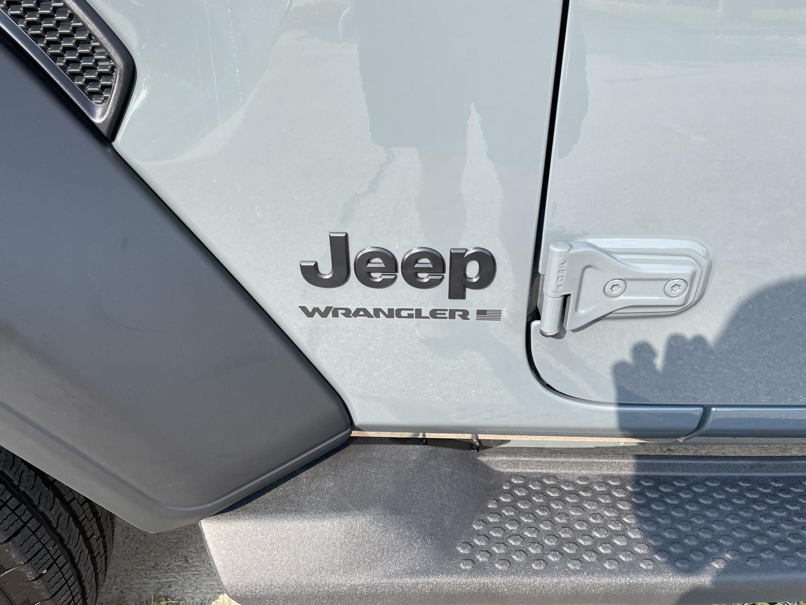 Vehicle photo 32