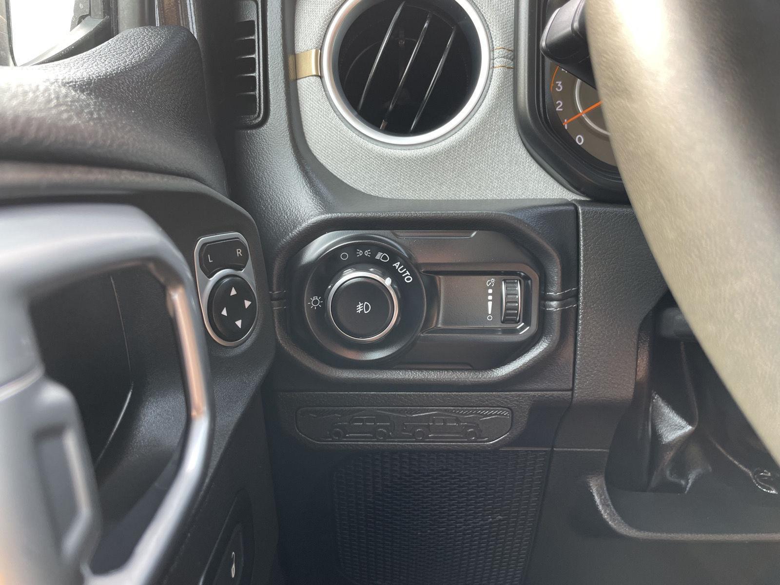 Vehicle photo 16