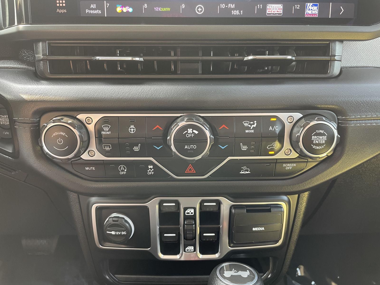 Vehicle photo 26