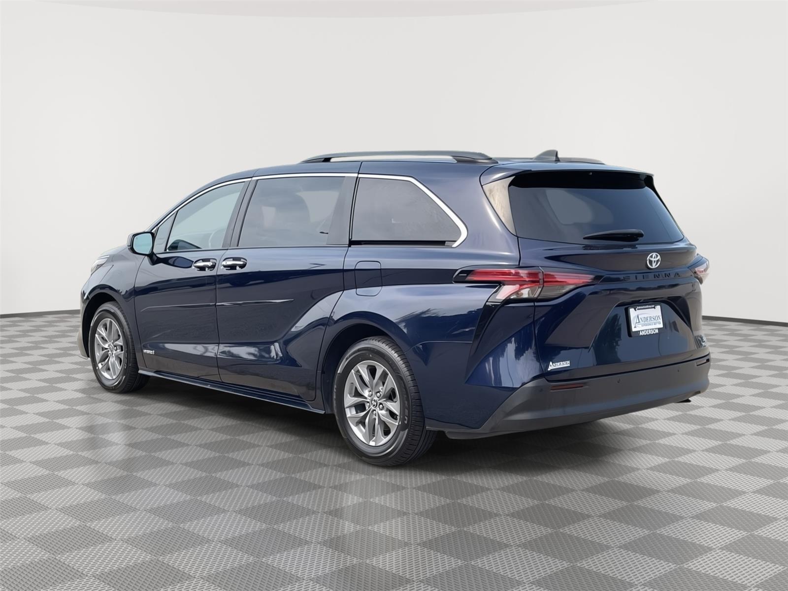 Vehicle photo 9