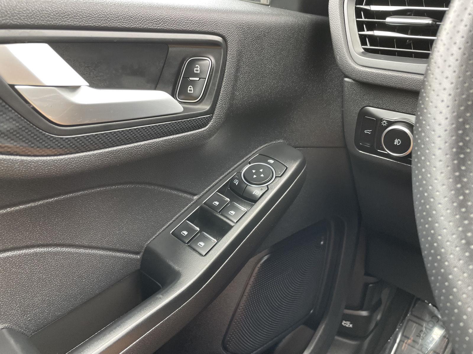 Vehicle photo 29
