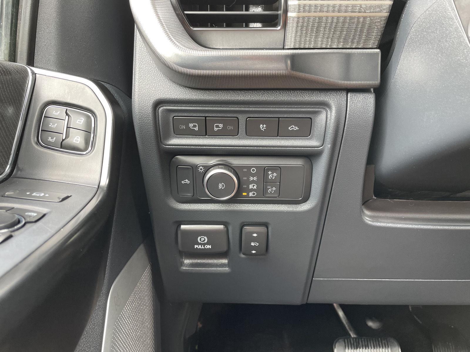 Vehicle photo 16