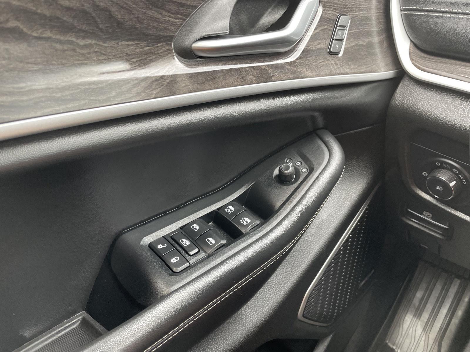 Vehicle photo 33