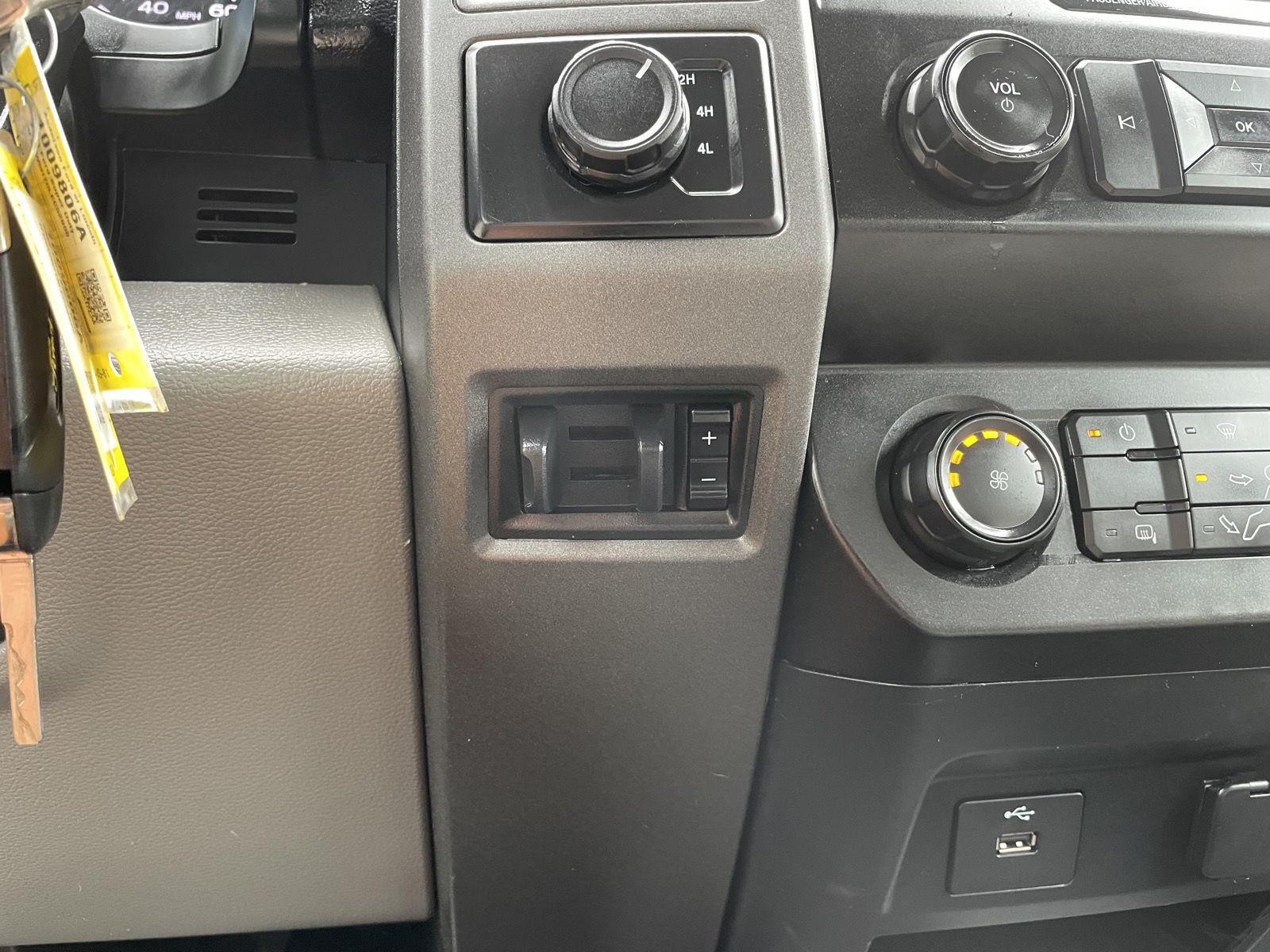 Vehicle photo 28
