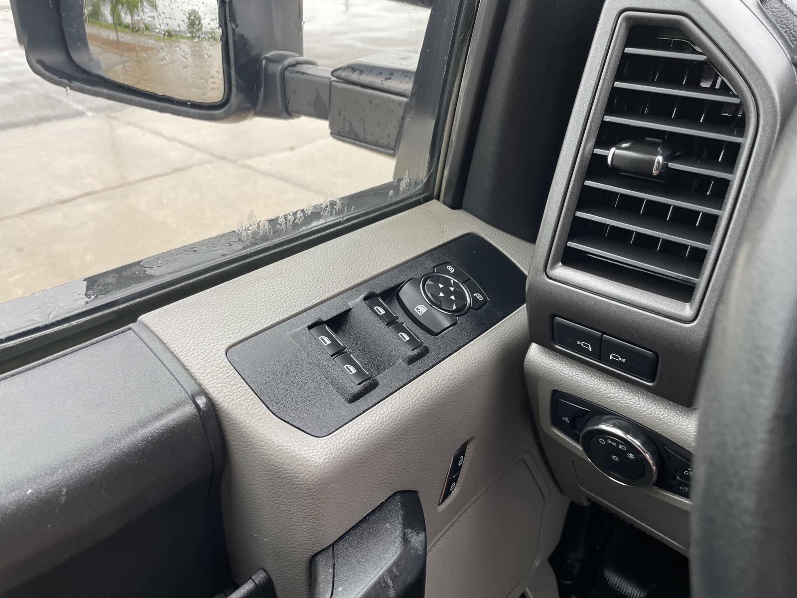Vehicle photo 30
