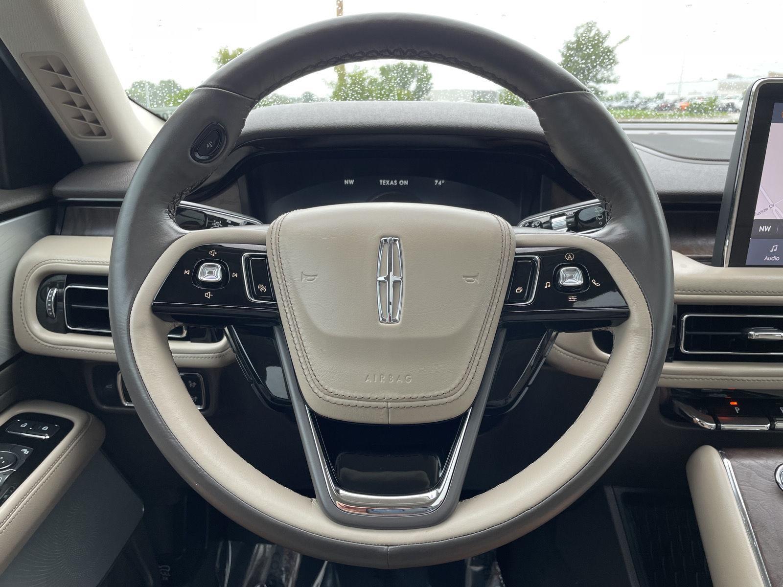 Vehicle photo 12