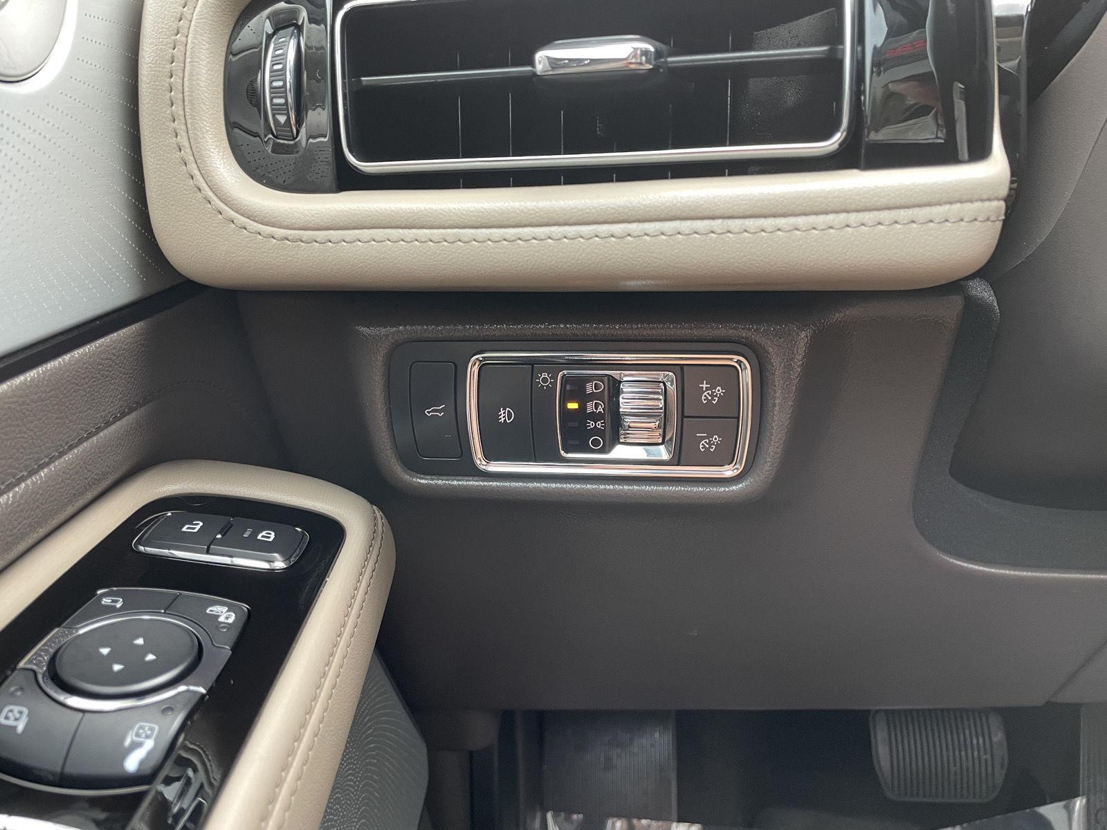 Vehicle photo 16