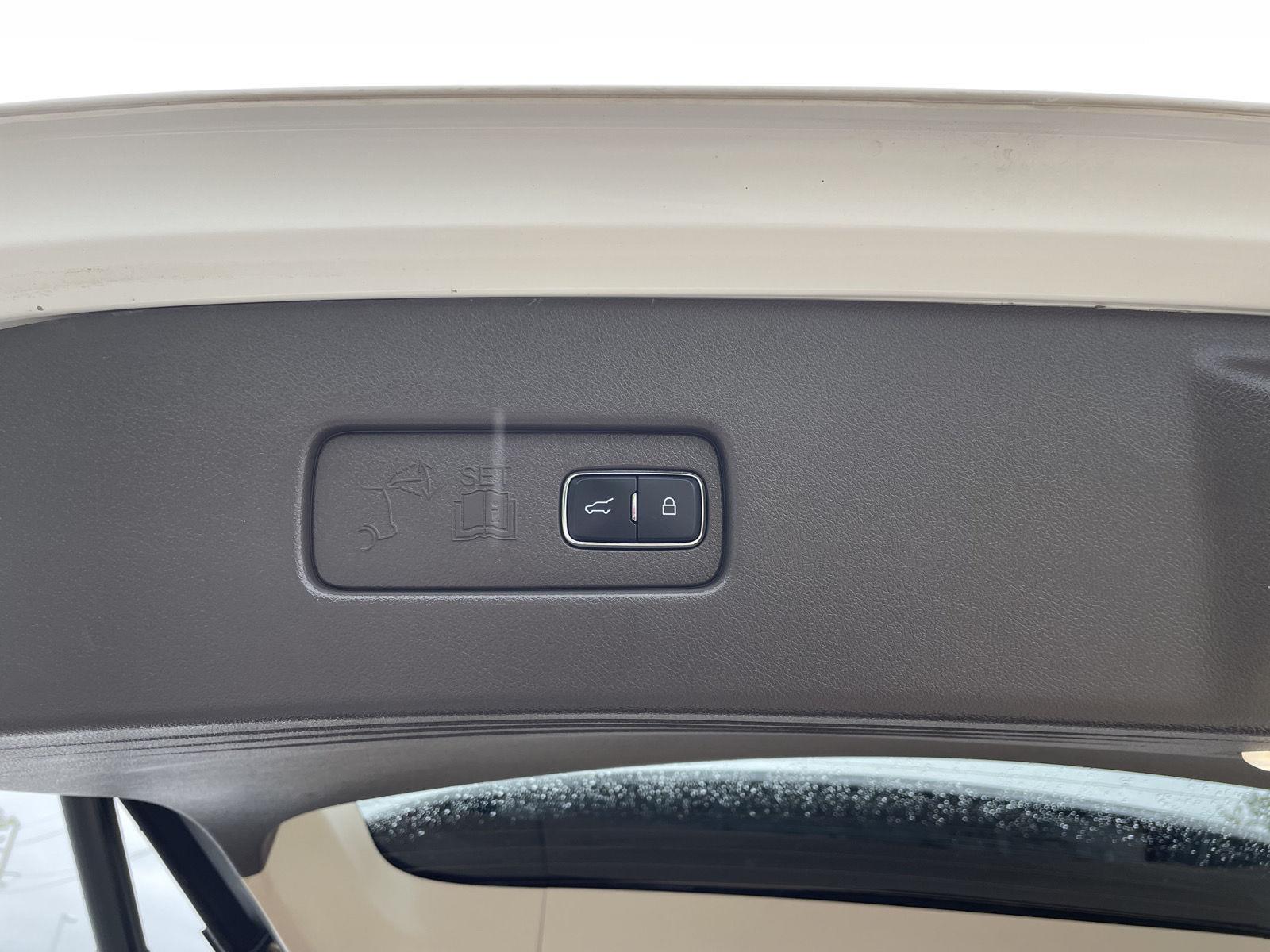 Vehicle photo 43