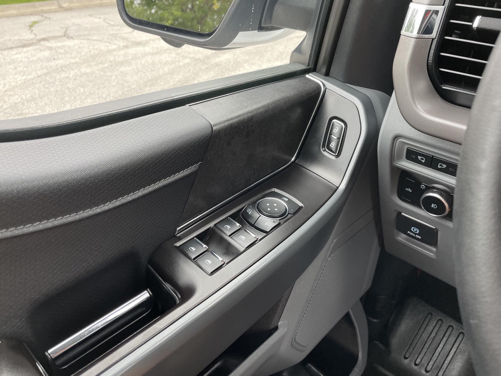 Vehicle photo 32
