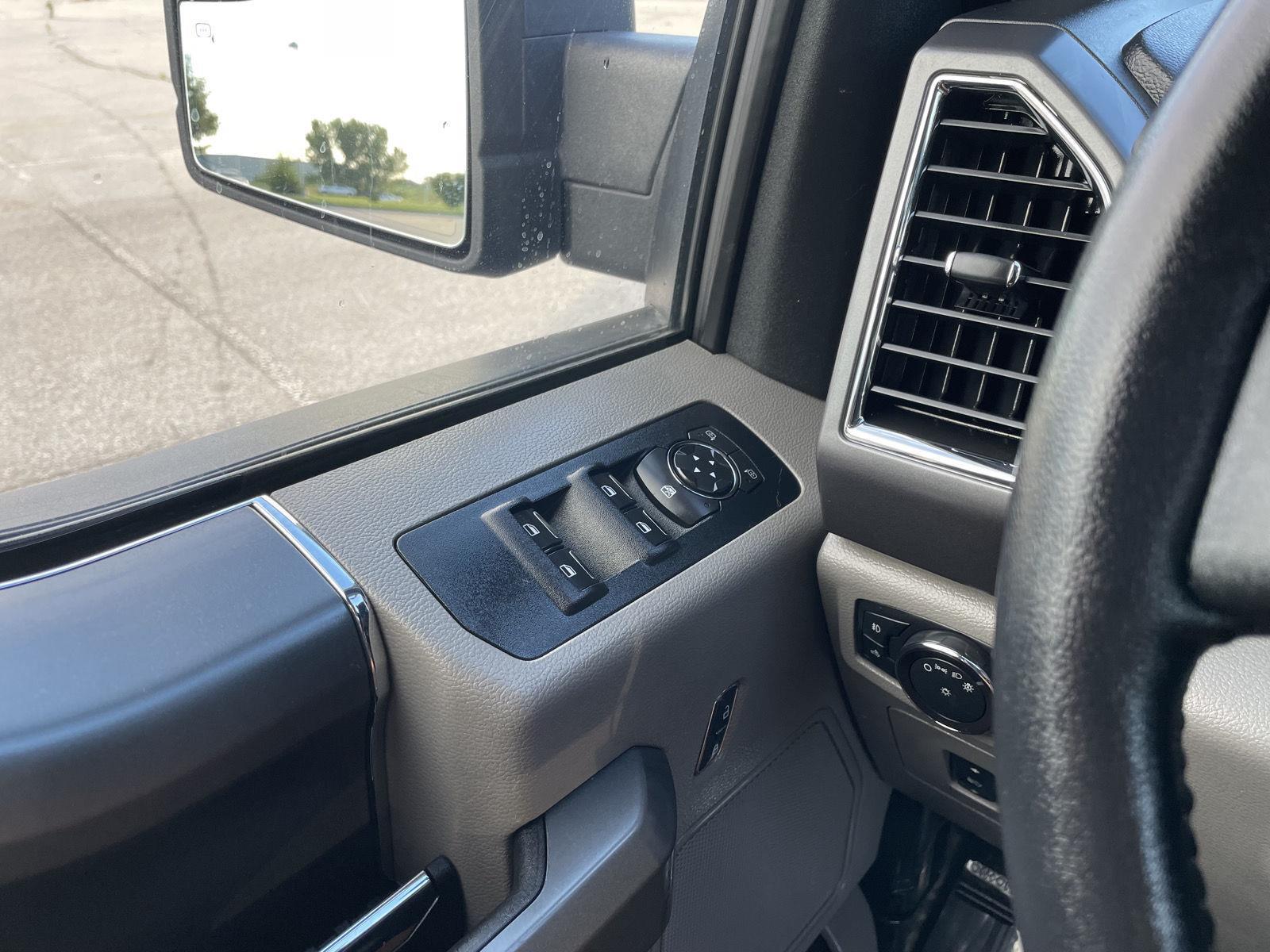 Vehicle photo 30