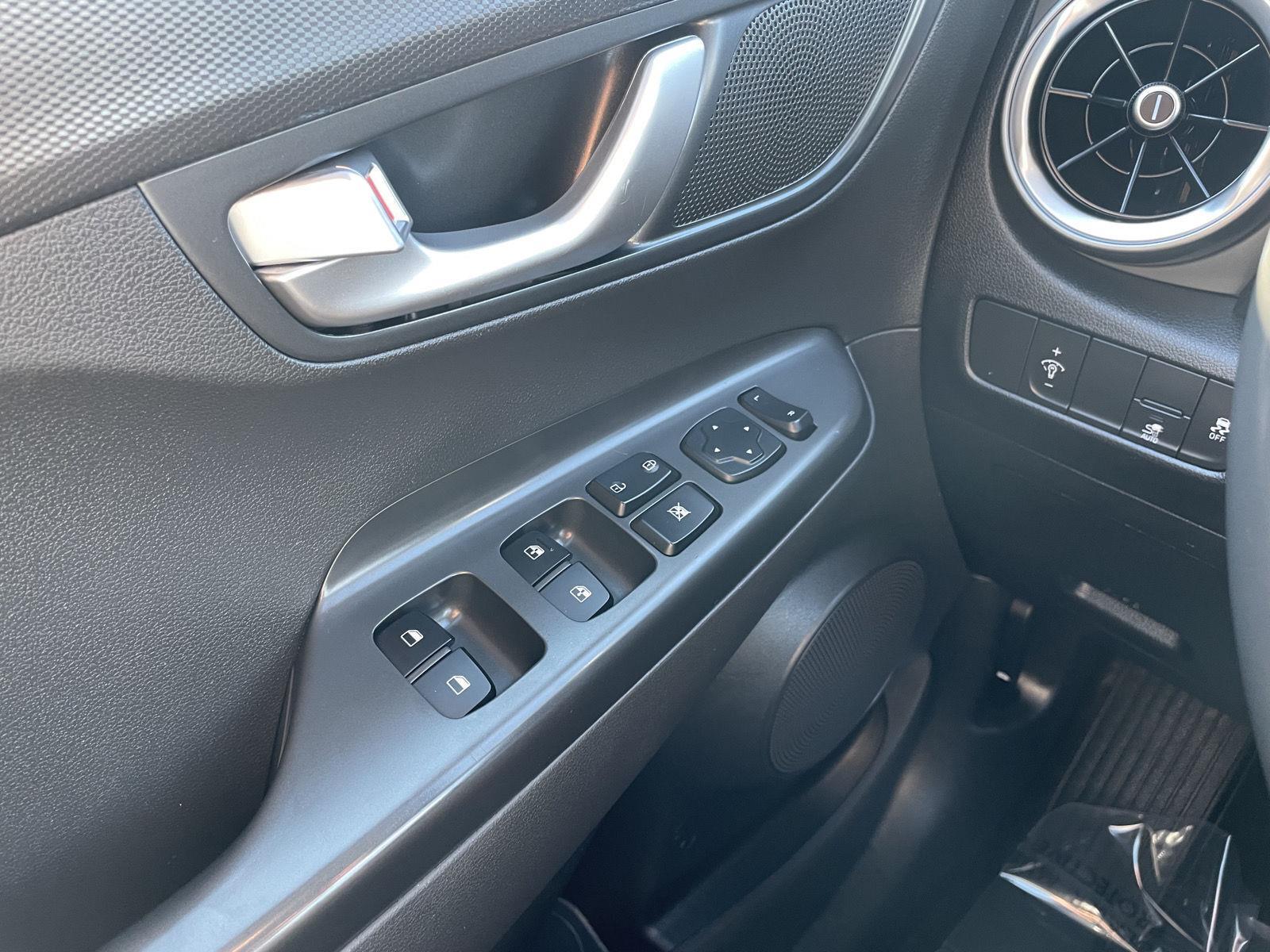 Vehicle photo 30