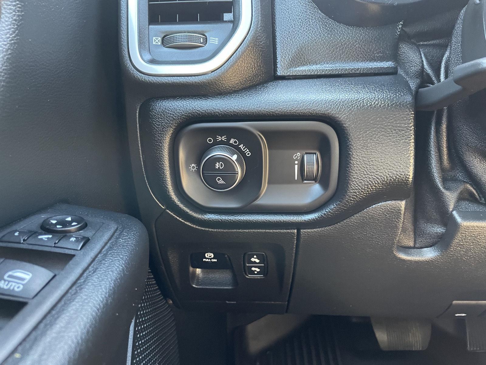 Vehicle photo 14