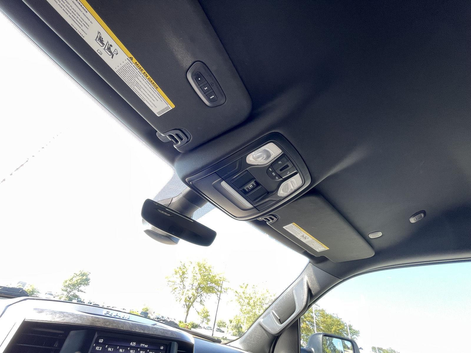 Vehicle photo 19