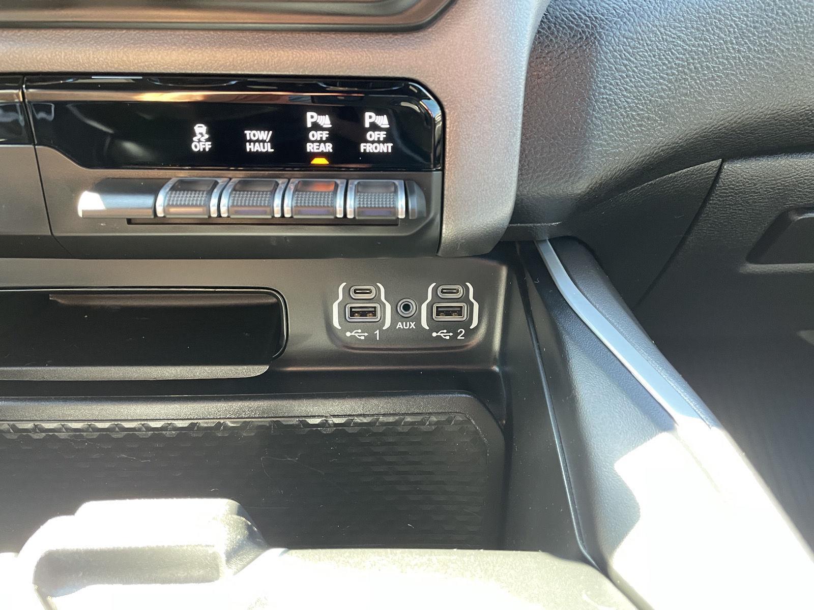 Vehicle photo 25