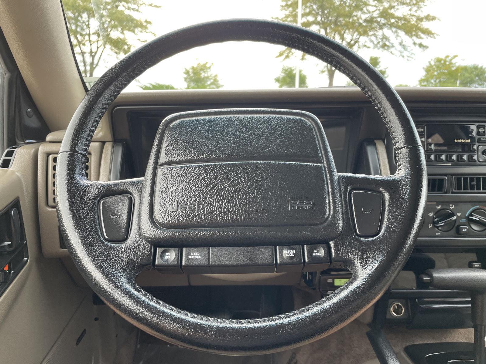 Vehicle photo 12
