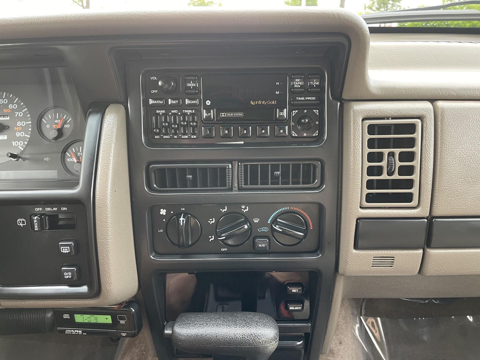 Vehicle photo 21