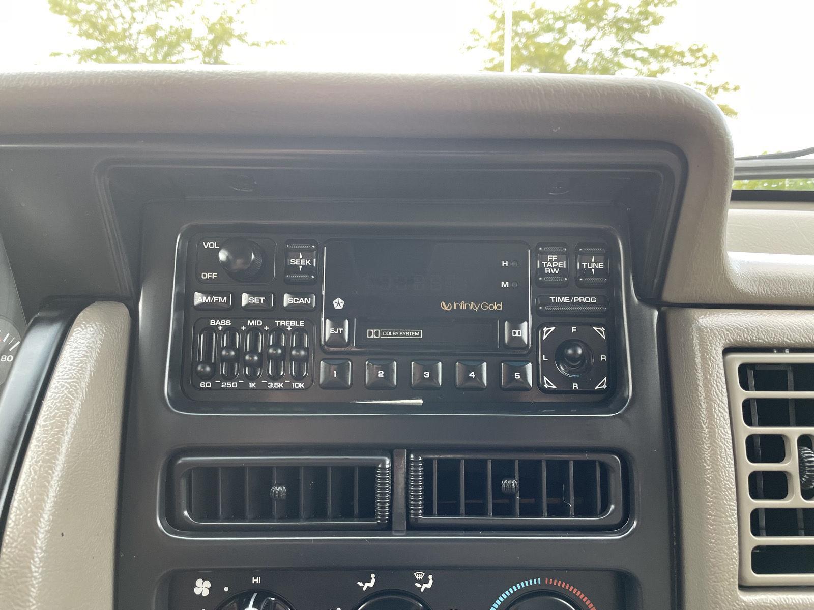 Vehicle photo 22