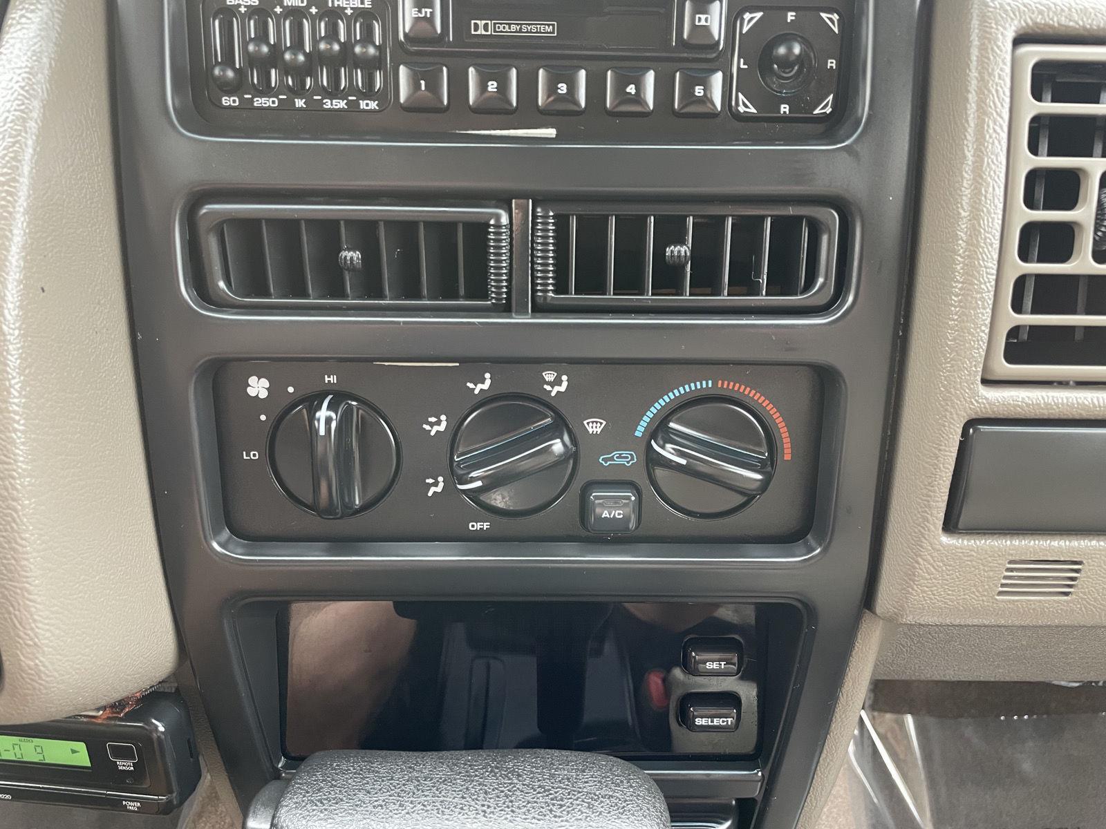 Vehicle photo 23