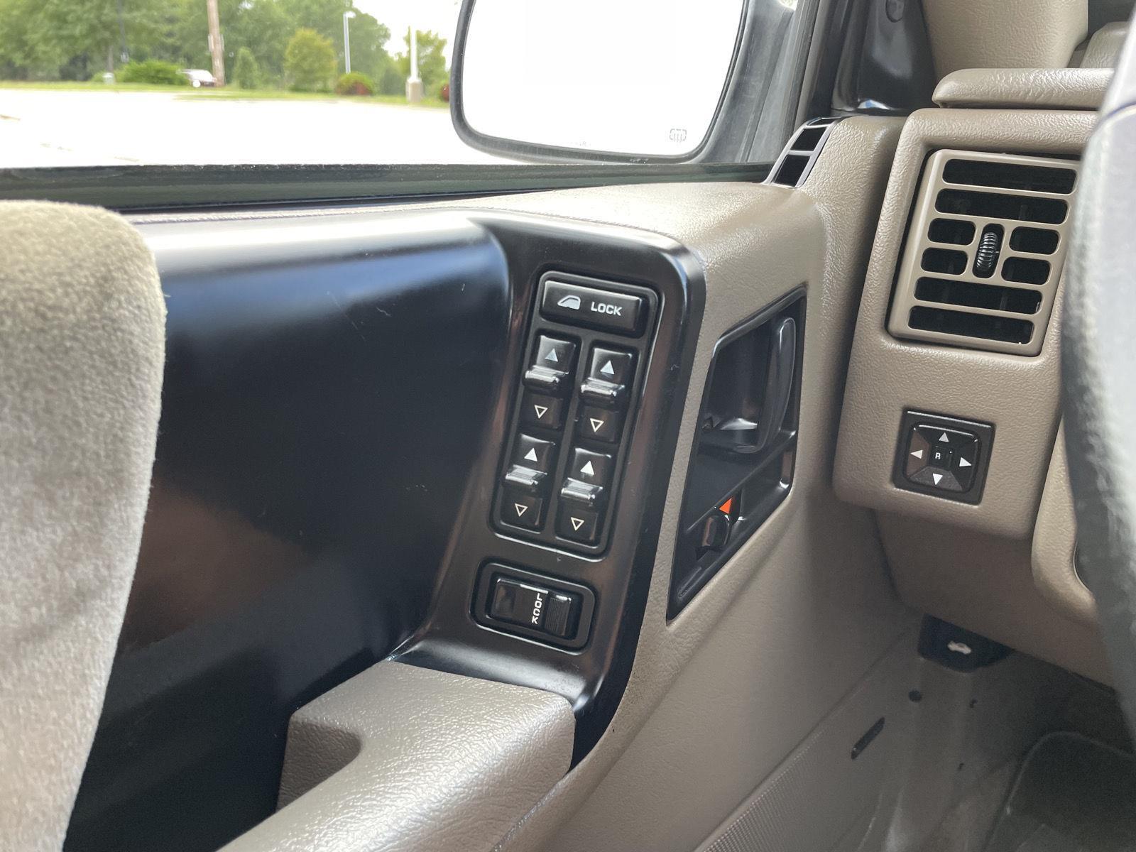 Vehicle photo 24