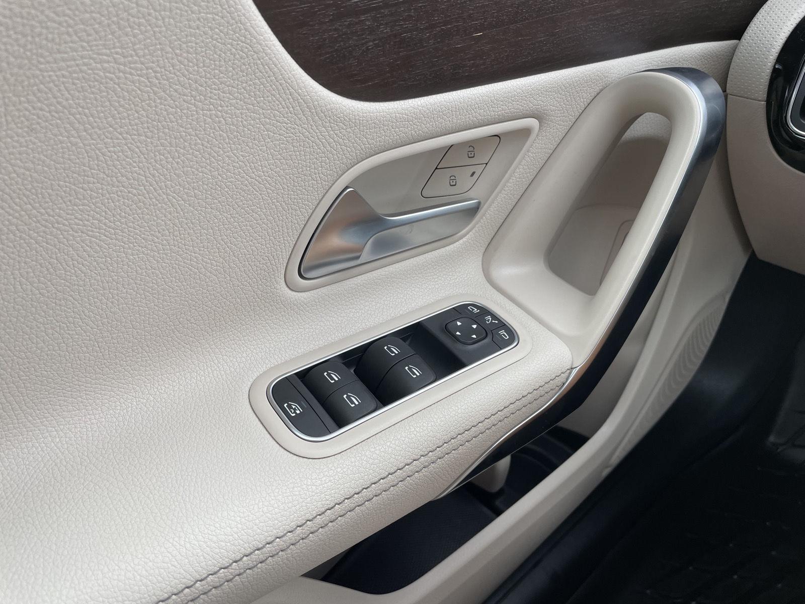 Vehicle photo 28