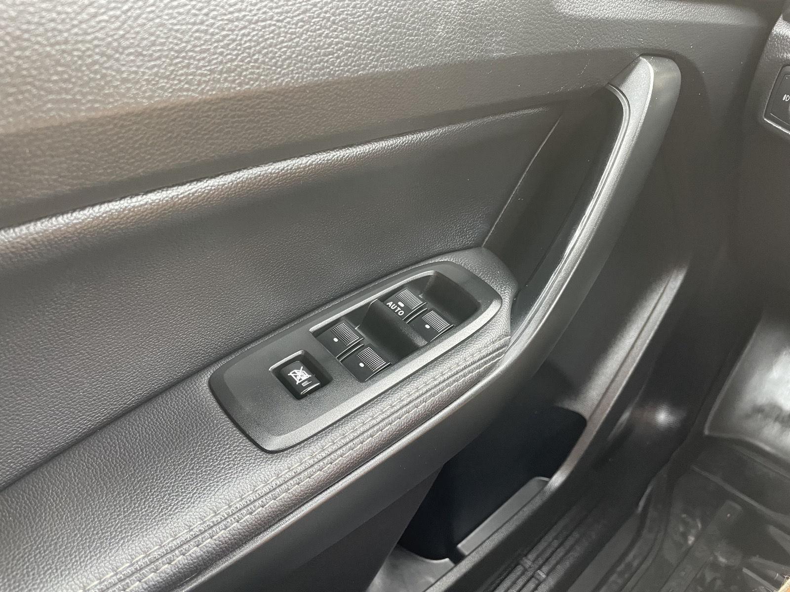Vehicle photo 28