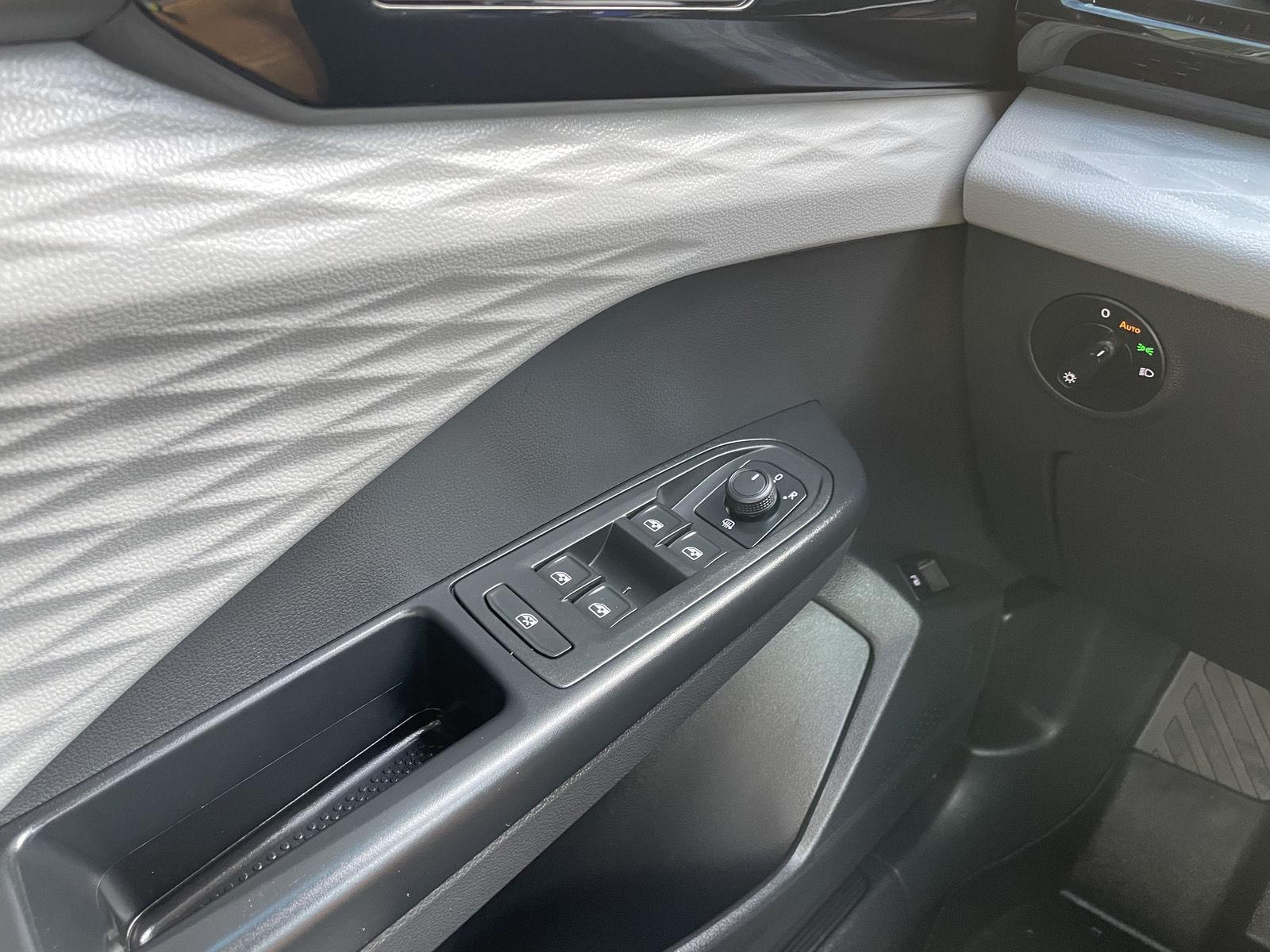 Vehicle photo 29