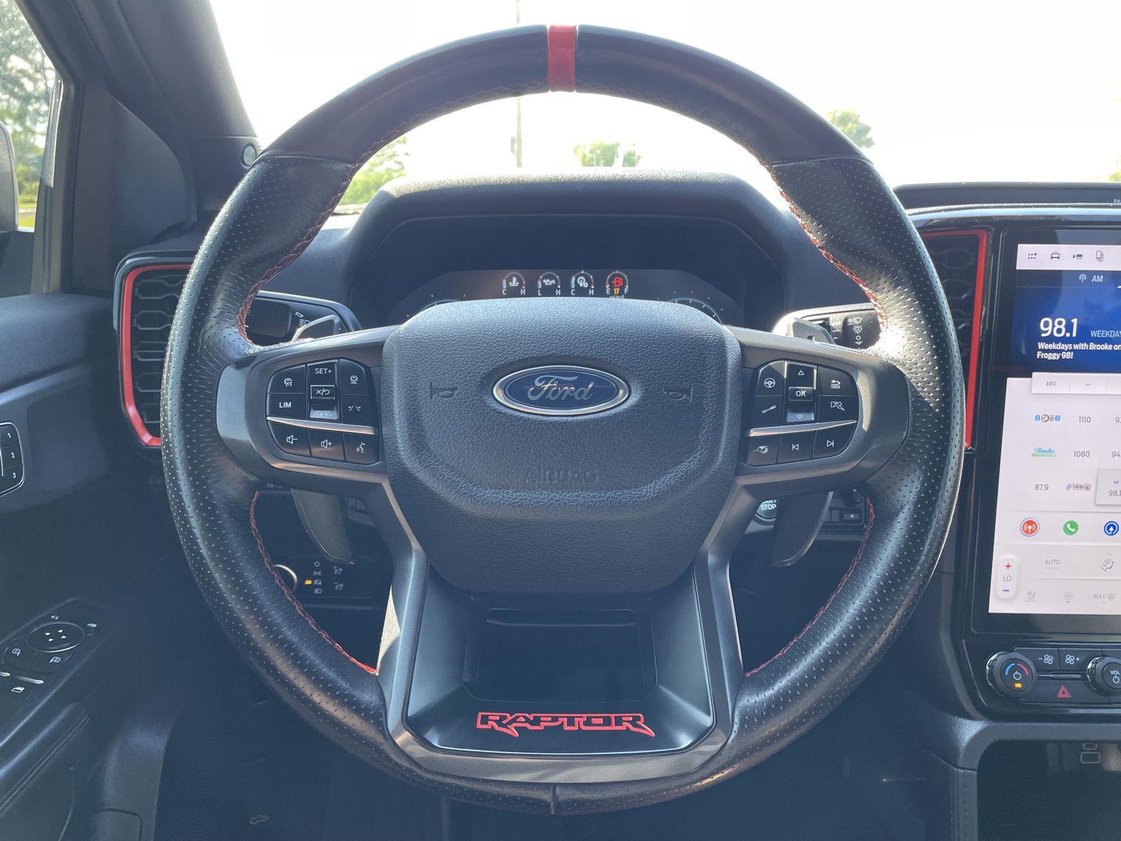 Vehicle photo 12