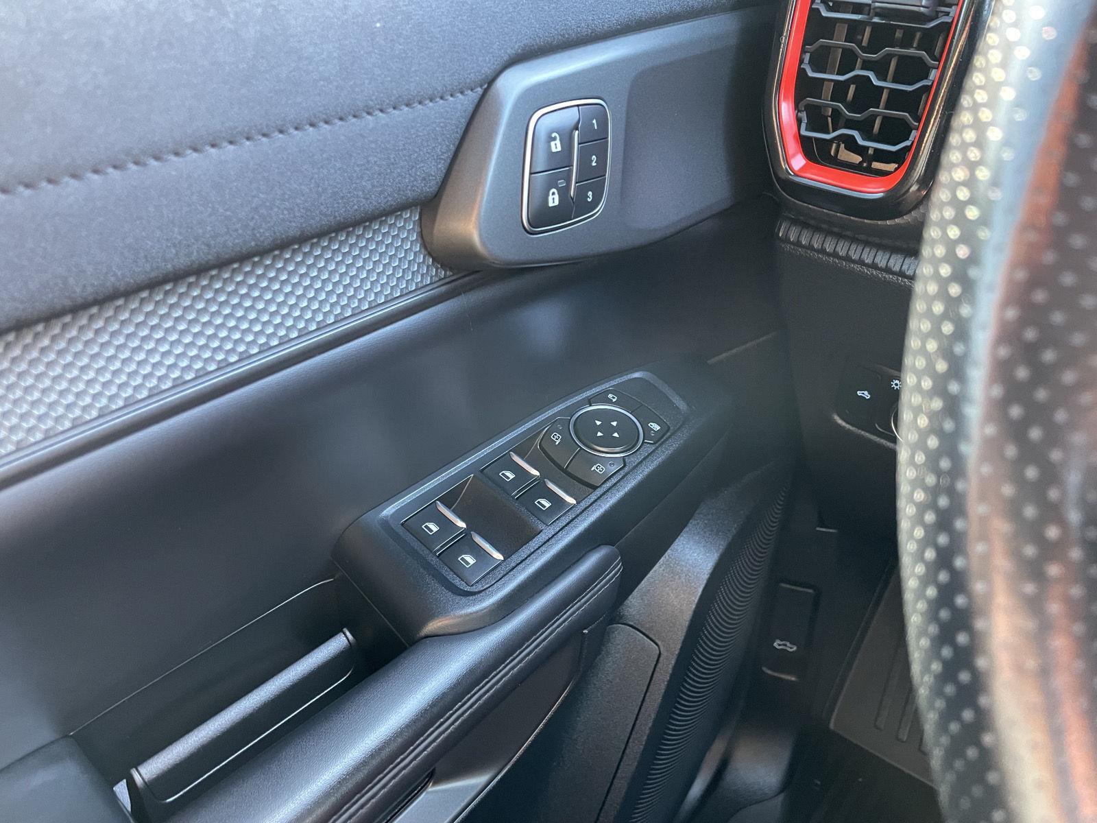 Vehicle photo 30