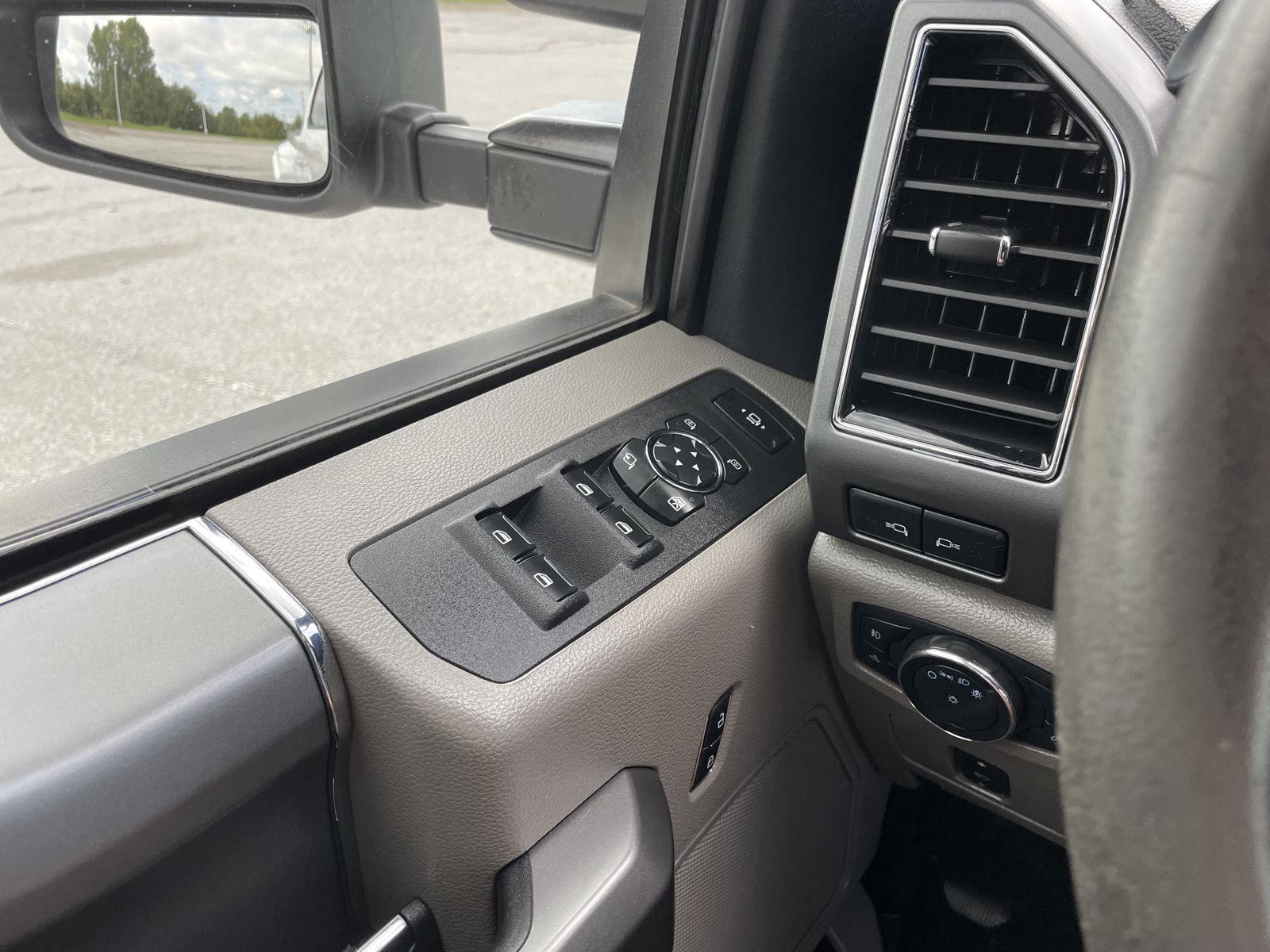 Vehicle photo 30