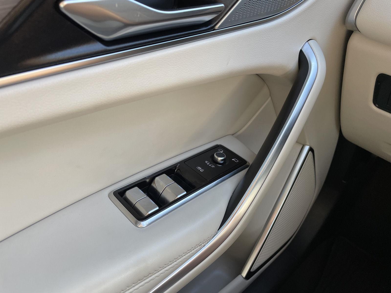 Vehicle photo 30