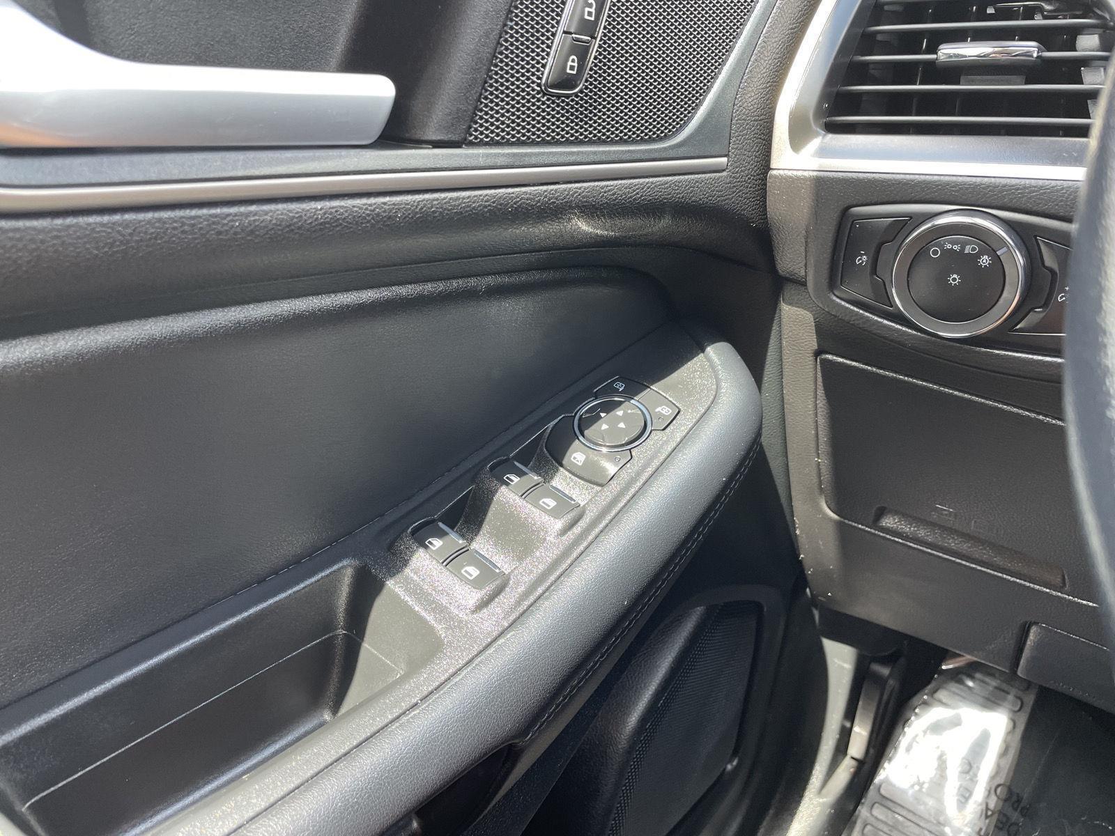 Vehicle photo 28