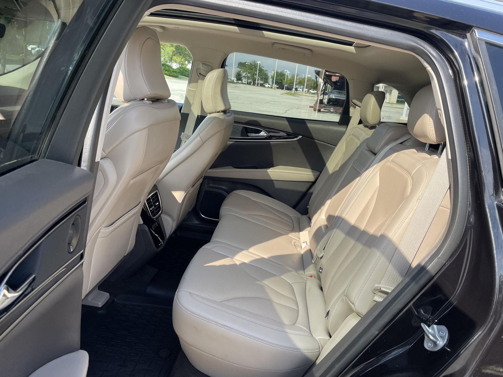 Vehicle photo 20