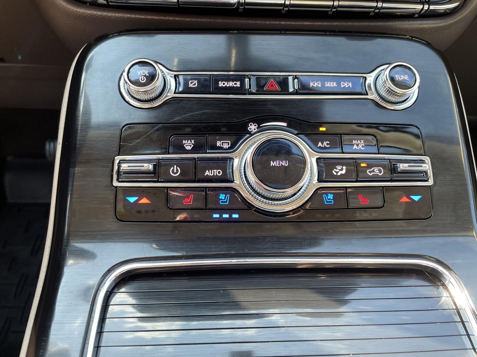 Vehicle photo 30