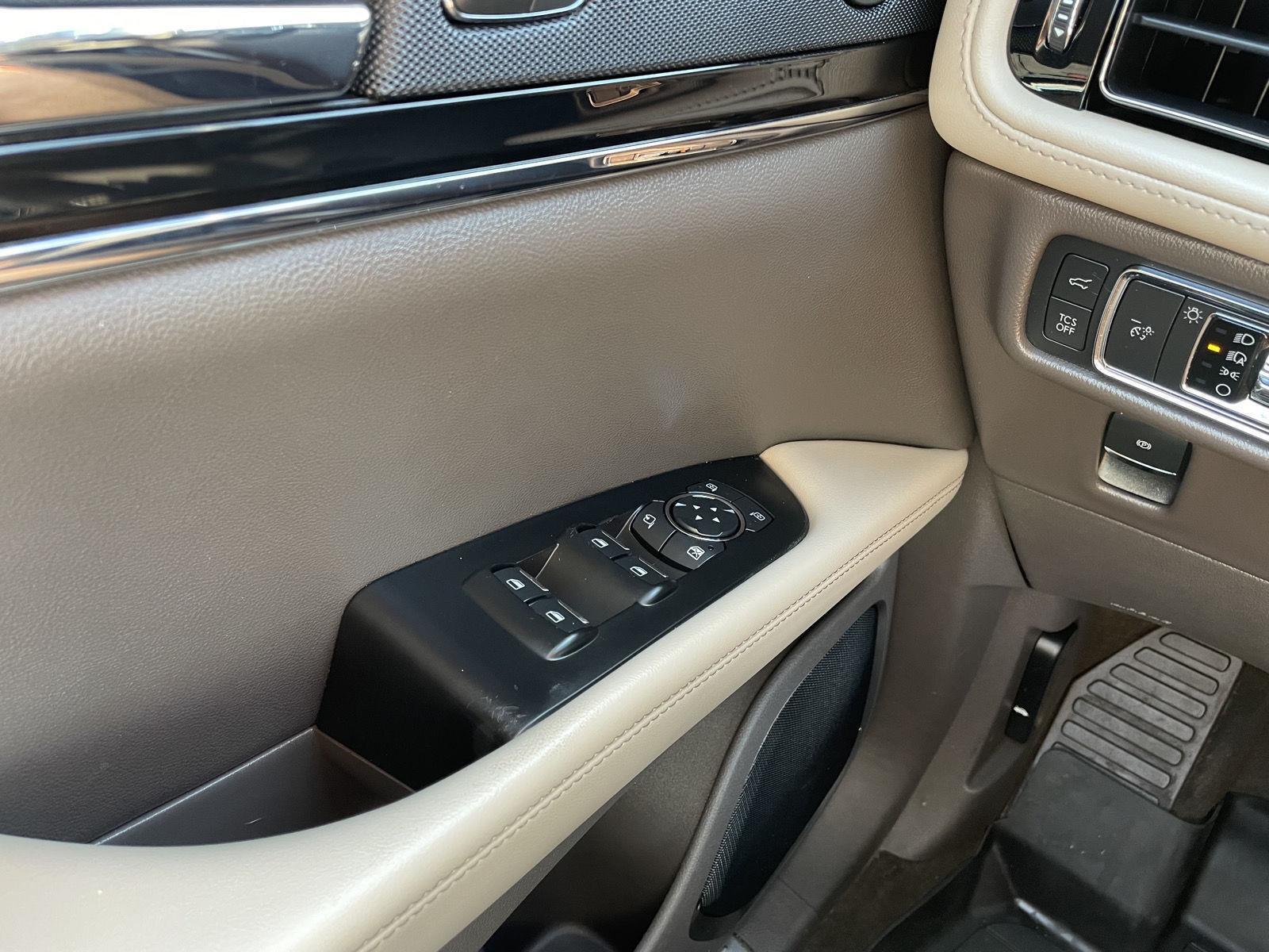 Vehicle photo 32