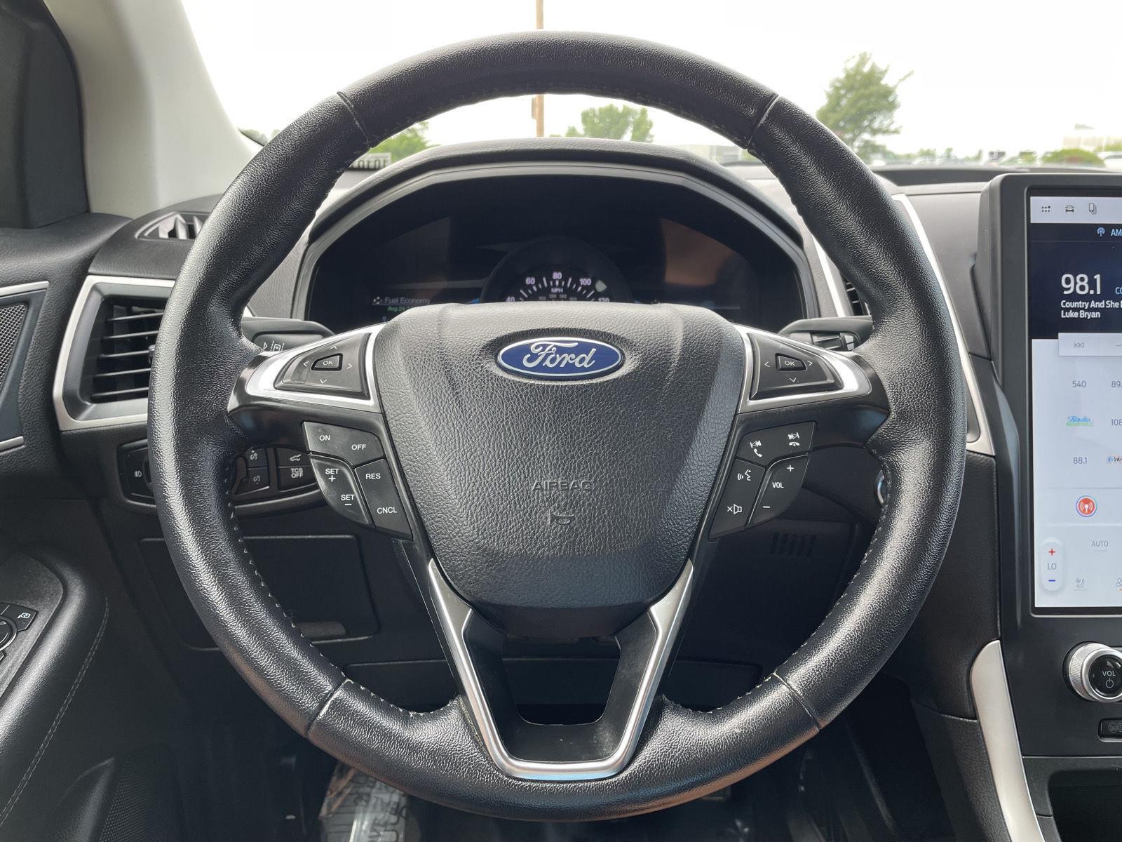 Vehicle photo 12