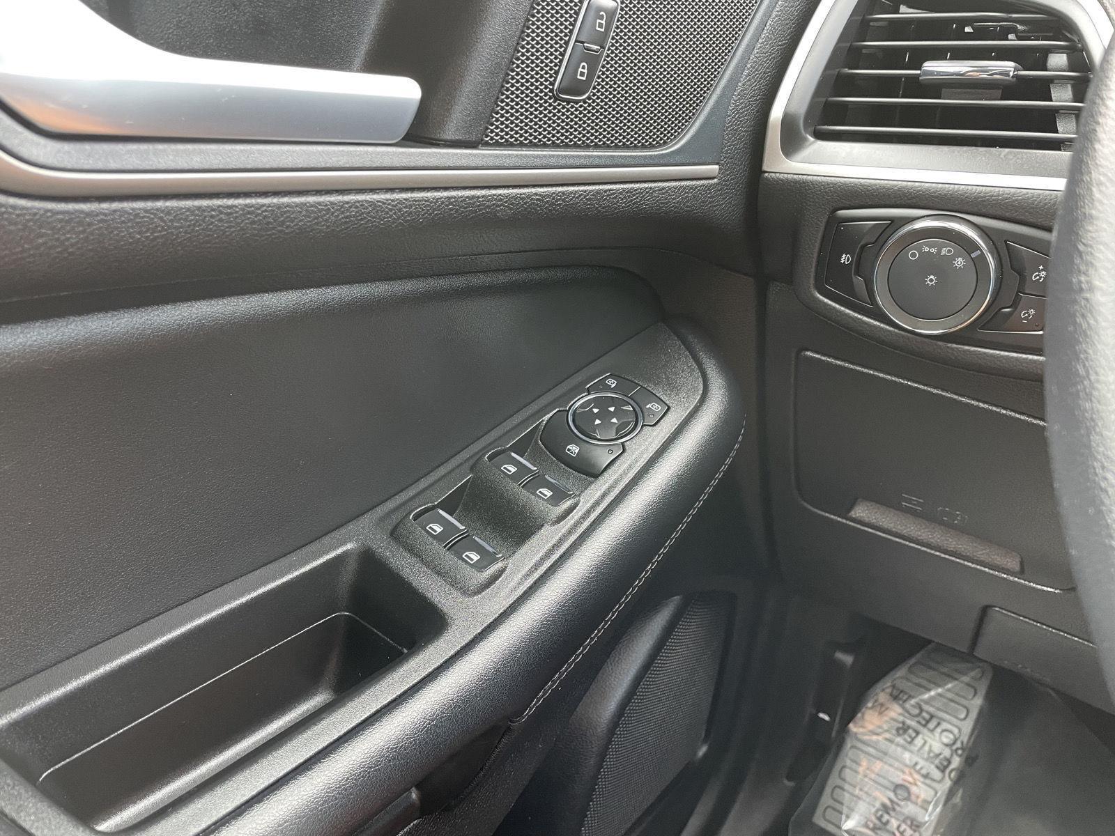 Vehicle photo 28