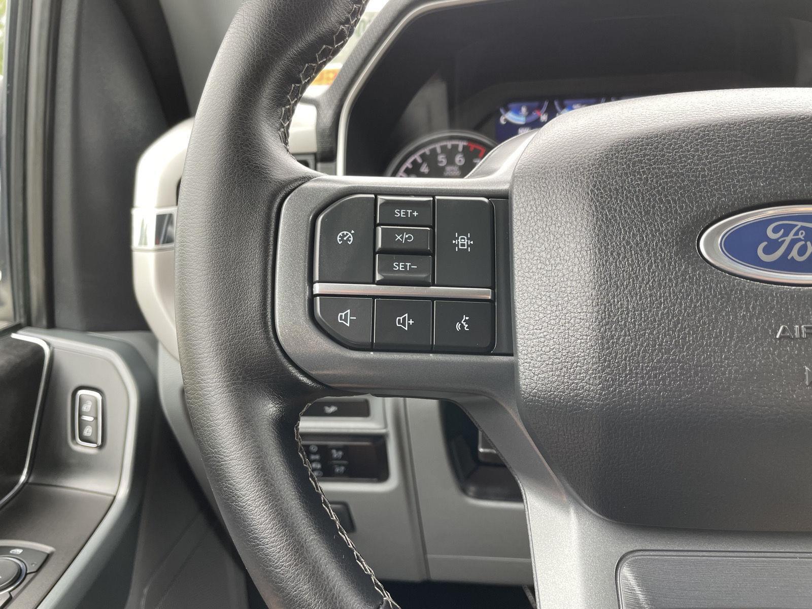 Vehicle photo 12
