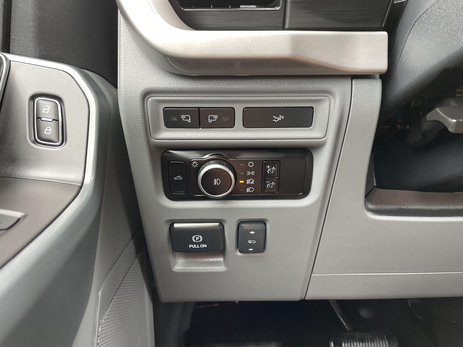 Vehicle photo 15