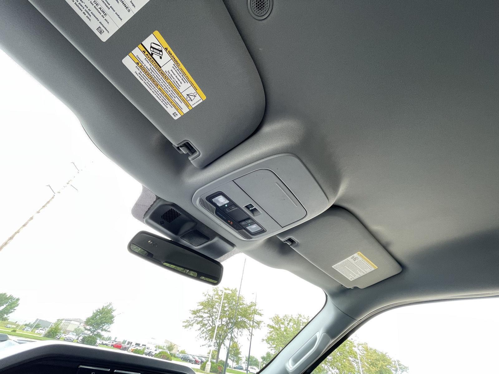 Vehicle photo 20
