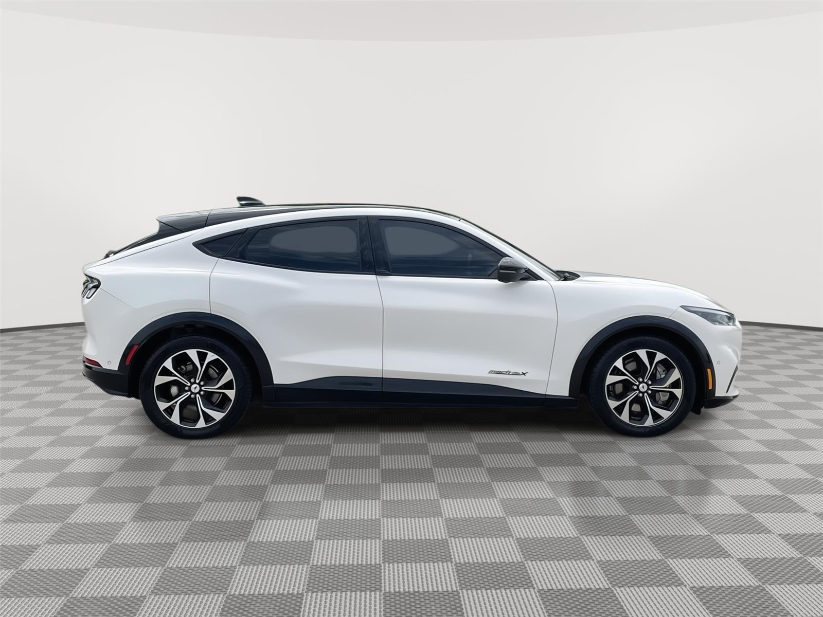 Vehicle photo 6