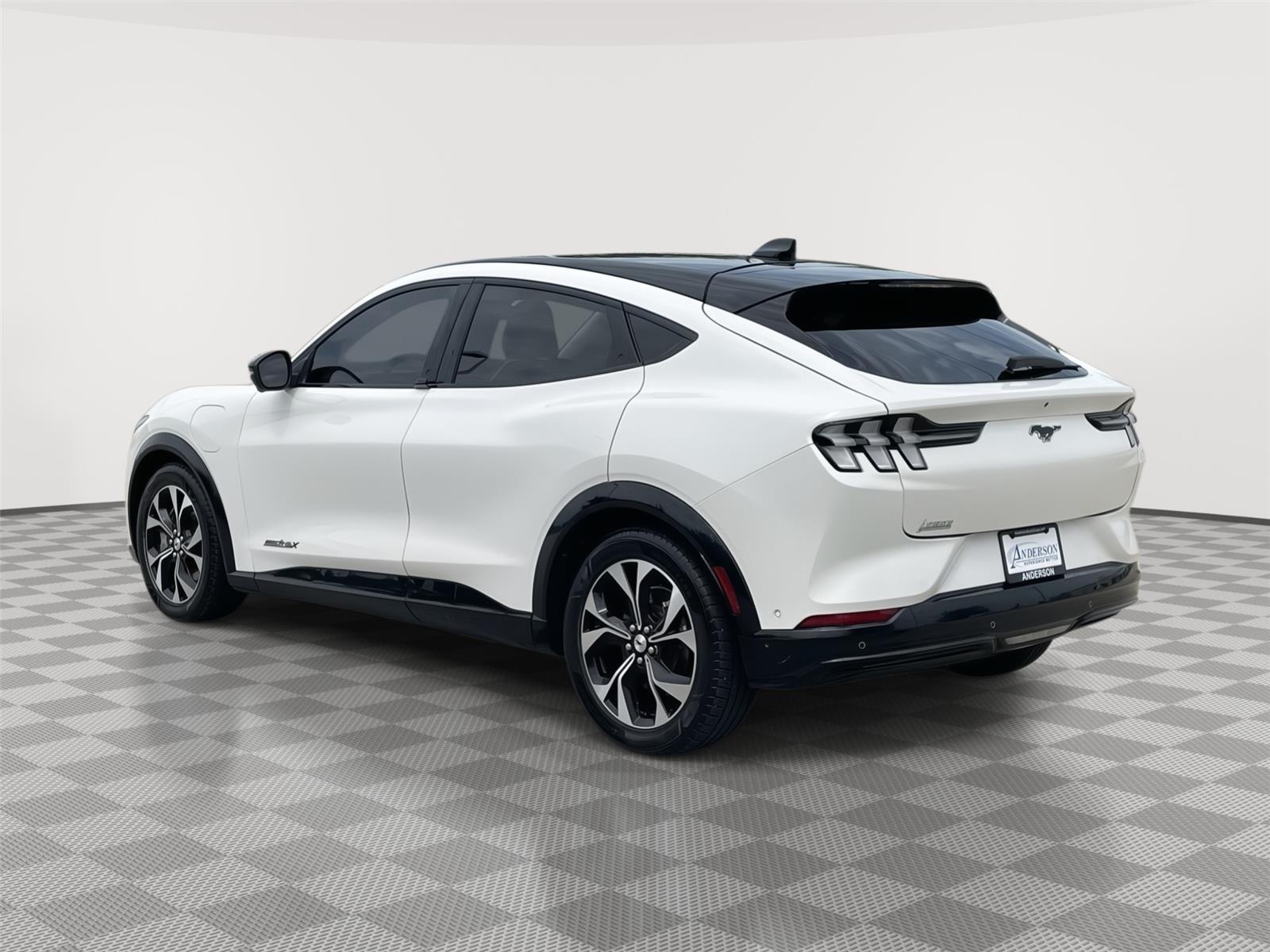 Vehicle photo 9