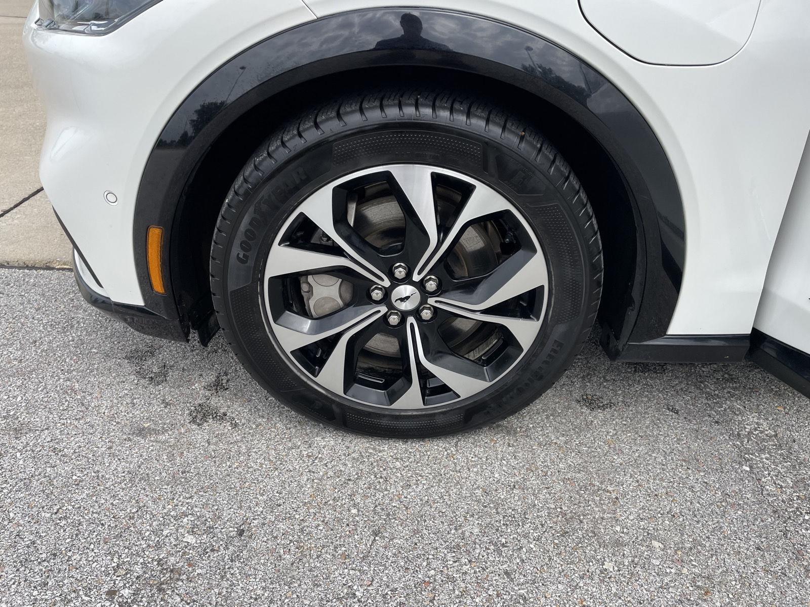 Vehicle photo 10
