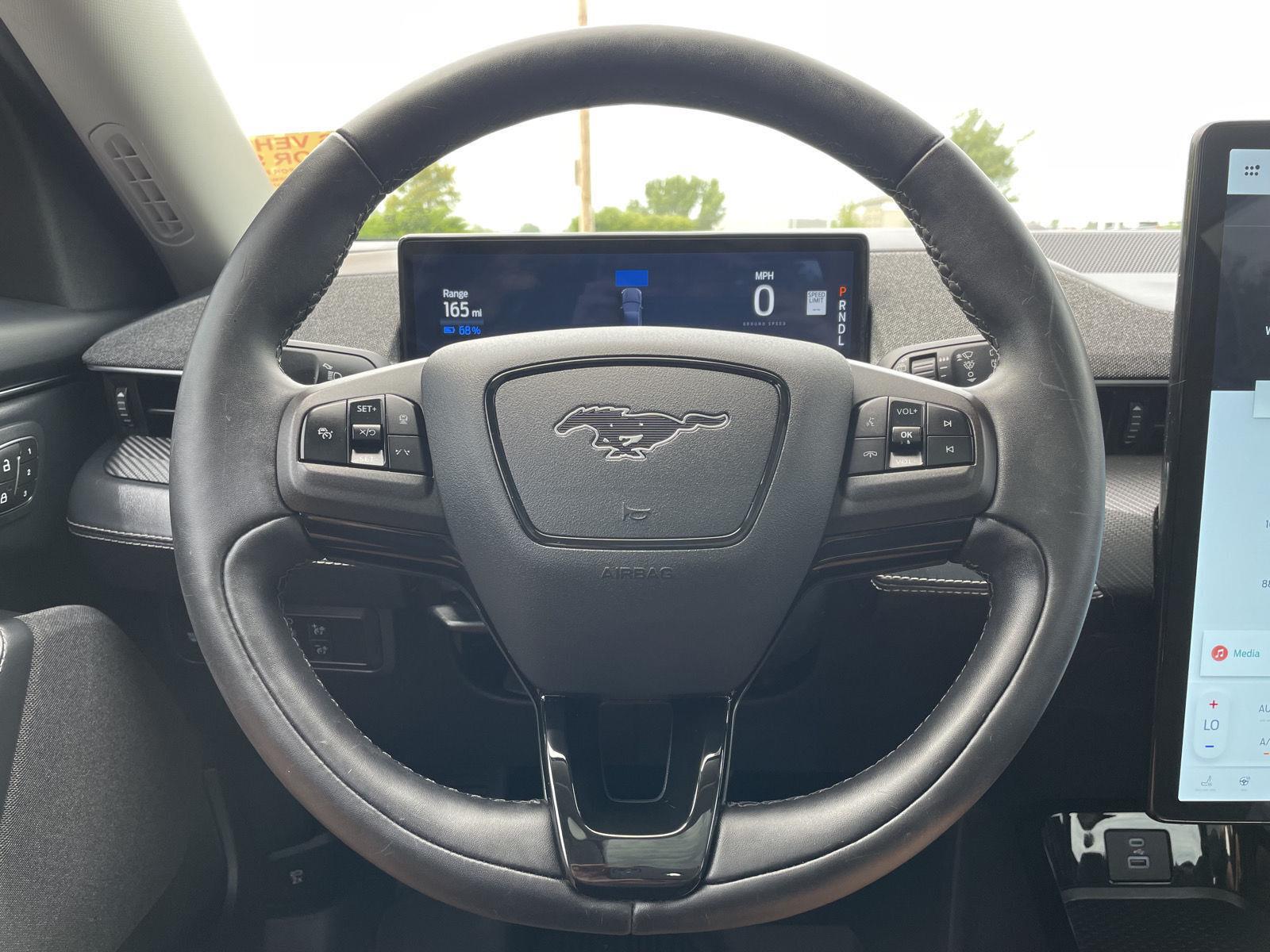 Vehicle photo 12