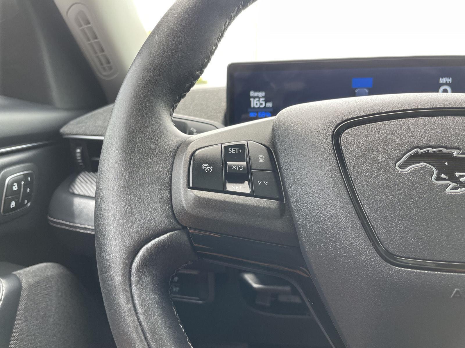 Vehicle photo 13