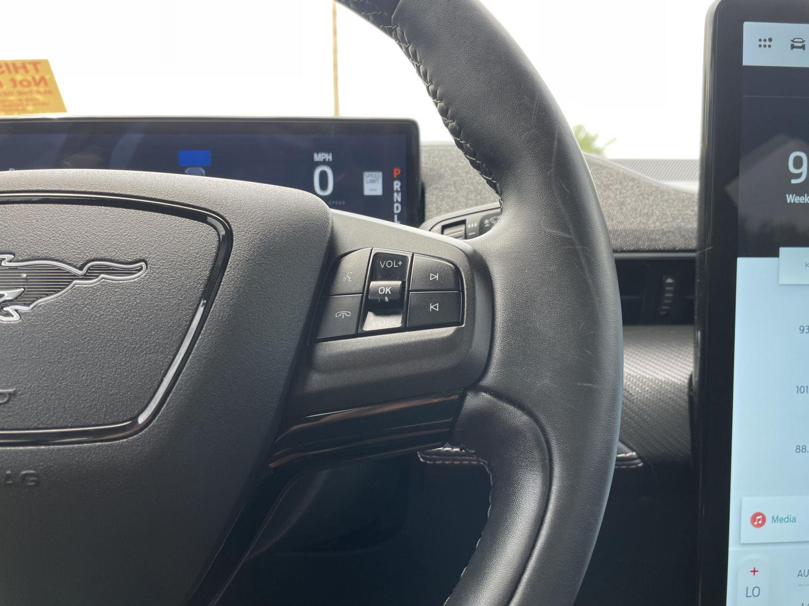 Vehicle photo 14