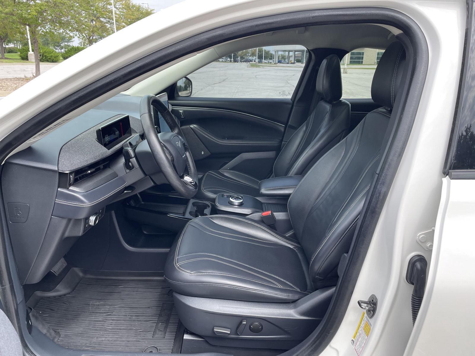 Vehicle photo 17